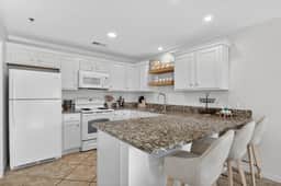 Steps to Pool & Beach, Ground-Floor Gulf Place Getaway & 7th Night Free!