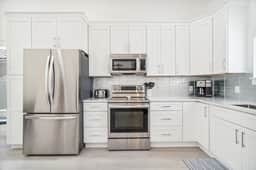 1200 Feet to the beach Beautiful and Newly Renovated Home! Sleeps 6