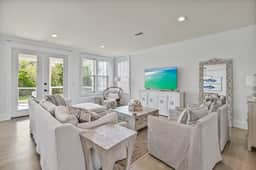 4 Bedroom Gorgeous Beachy Home - Resort Pool - 6 Seater Golf Cart