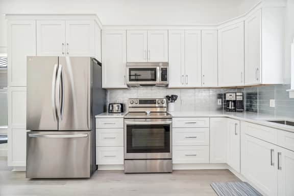 1200 Feet to the beach Beautiful and Newly Renovated Home! Sleeps 6
