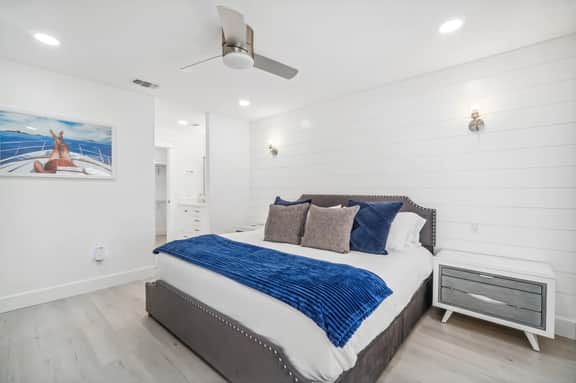1200 Feet to the beach Beautiful and Newly Renovated Home! Sleeps 6