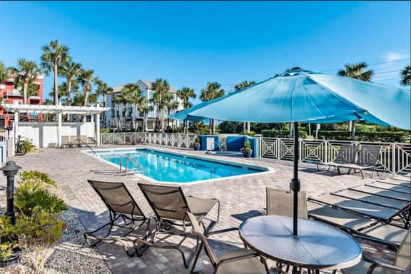 Private Beach, Pickleball, Tennis 3 heated pools!