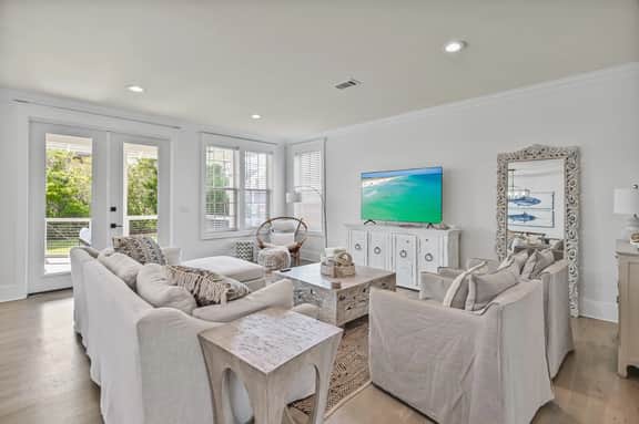 4 Bedroom Gorgeous Beachy Home - Resort Pool - 6 Seater Golf Cart