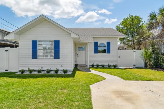 1200 Feet to the beach Beautiful and Newly Renovated Home! Sleeps 6